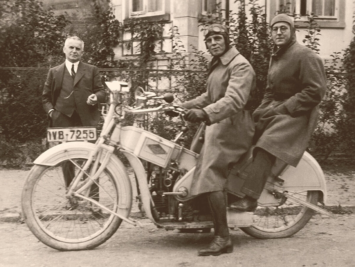 
Ганс Гроэ (слева) с сыновьями Хансом-младшим (в центре) и Фридрихом (справа), 1934 год. 