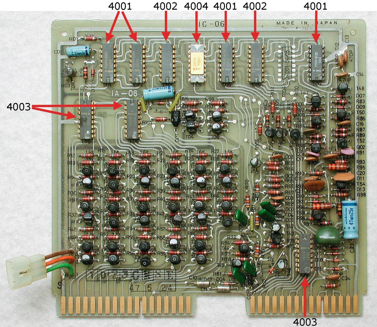 Процессор Intel 4004 на плате калькулятора Busicom. Изображение: MaltaGC, CC BY SA-4.0, commons.wikimedia.org 