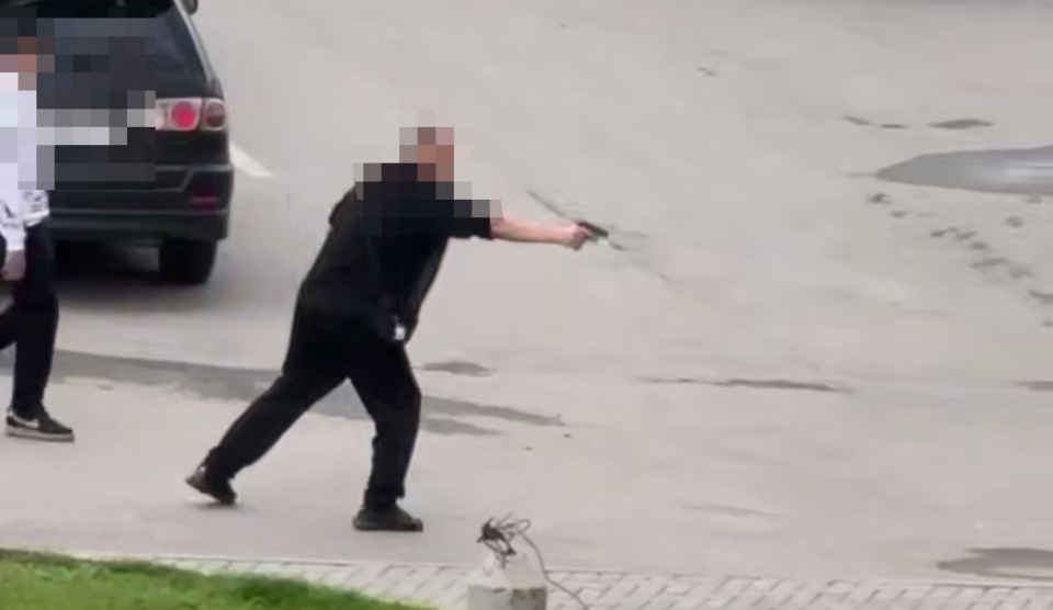    Подросток с пистолетом. Источник: "Инцидент Барнаул"