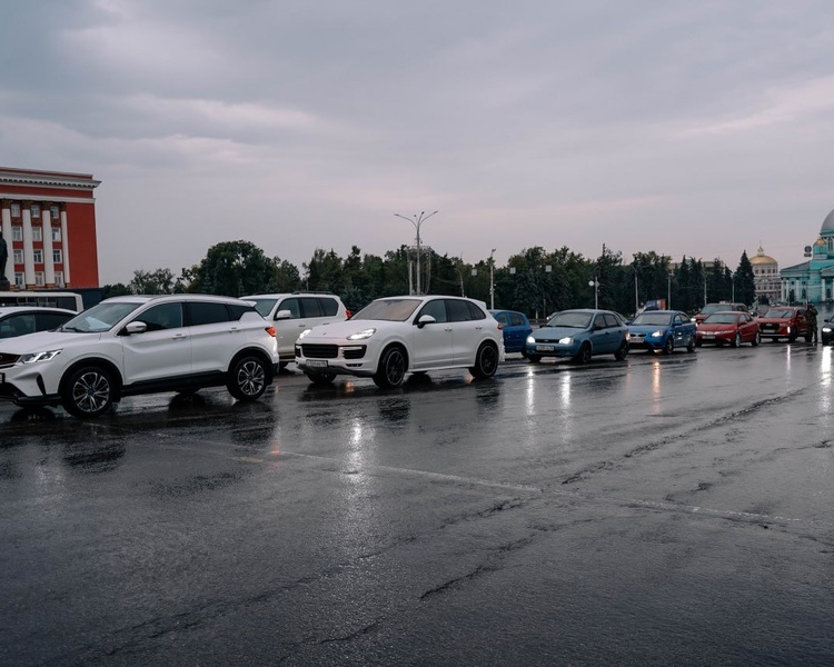     В Курске состоялся автопробег в честь Дня государственного флага