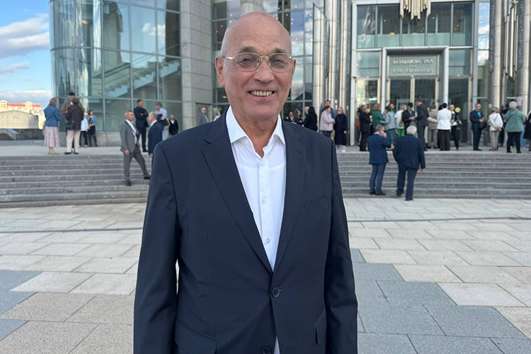    Бывший полпред РТ в РФ Назиф Мириханов: «Быть татарином в Москве относительно легко, потому что есть Москва татарская, есть еврейская, есть Москва азербайджанская, а есть северокавказская. В этом микромире можно жить самодостаточной жизнью. Поэтому никаких проблем я не испытываю».   
Фото: Елена Колебакина-Усманова