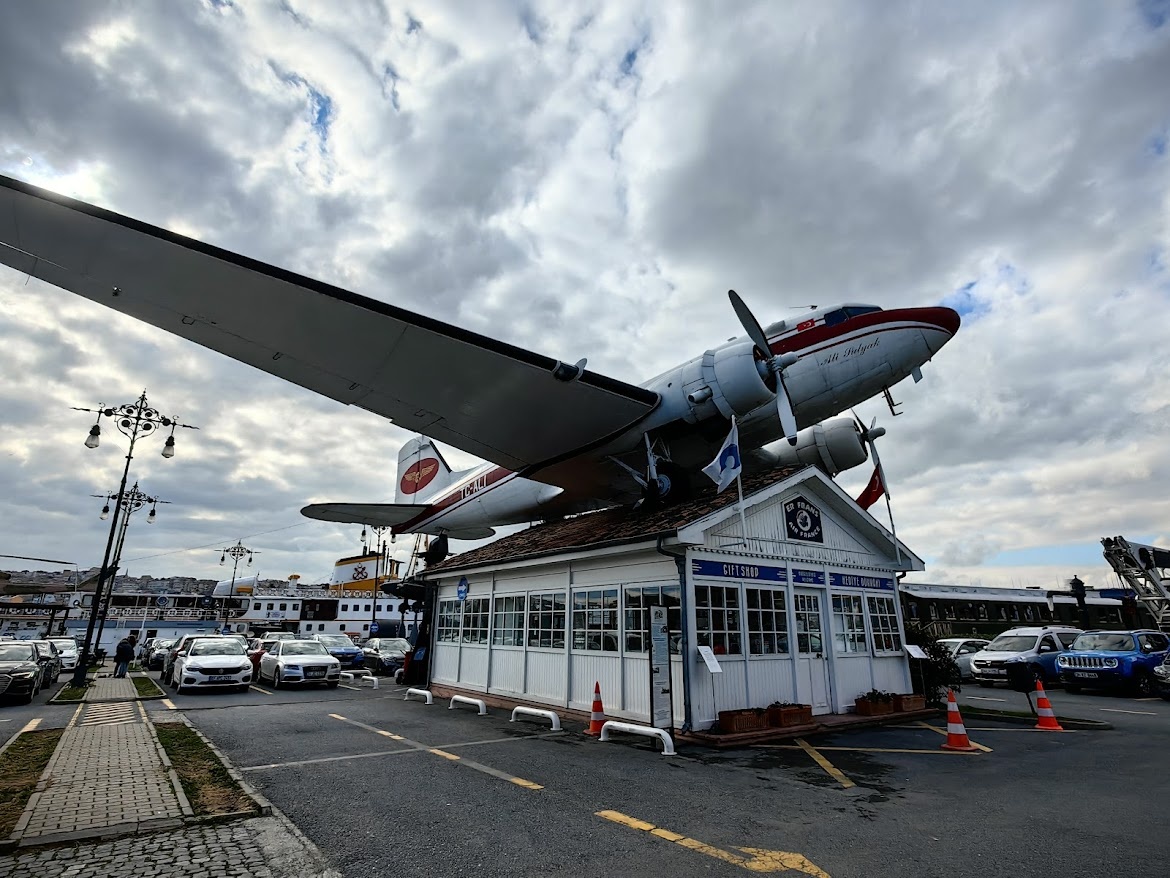 Самолет на крыше в музее Рахми Коча в Стамбуле. Просто для иллюстрации 
