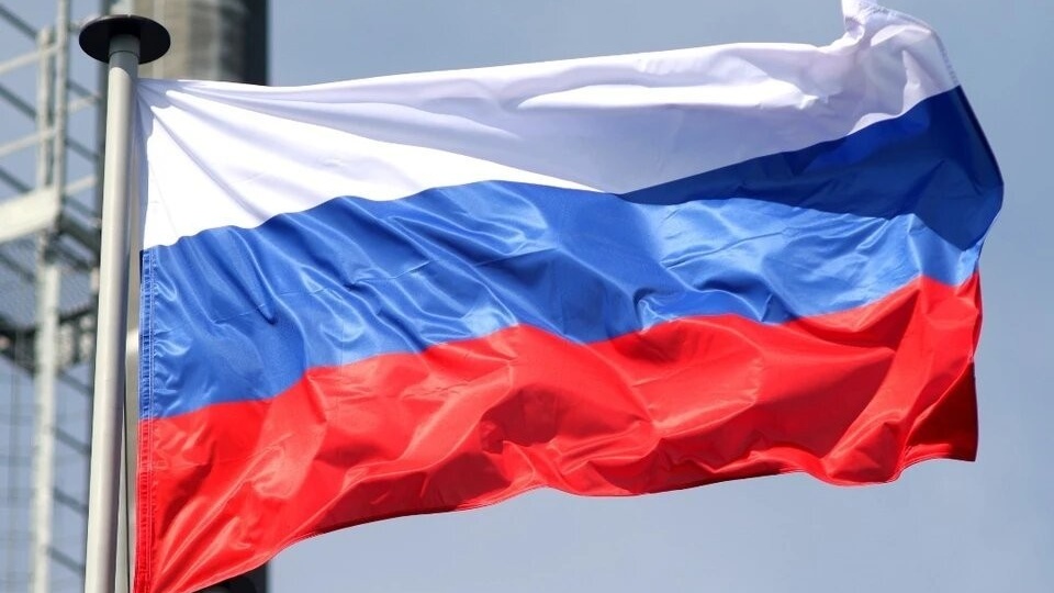 В Госдуме хотят разместить флаг России на государственных документах и банкнотах