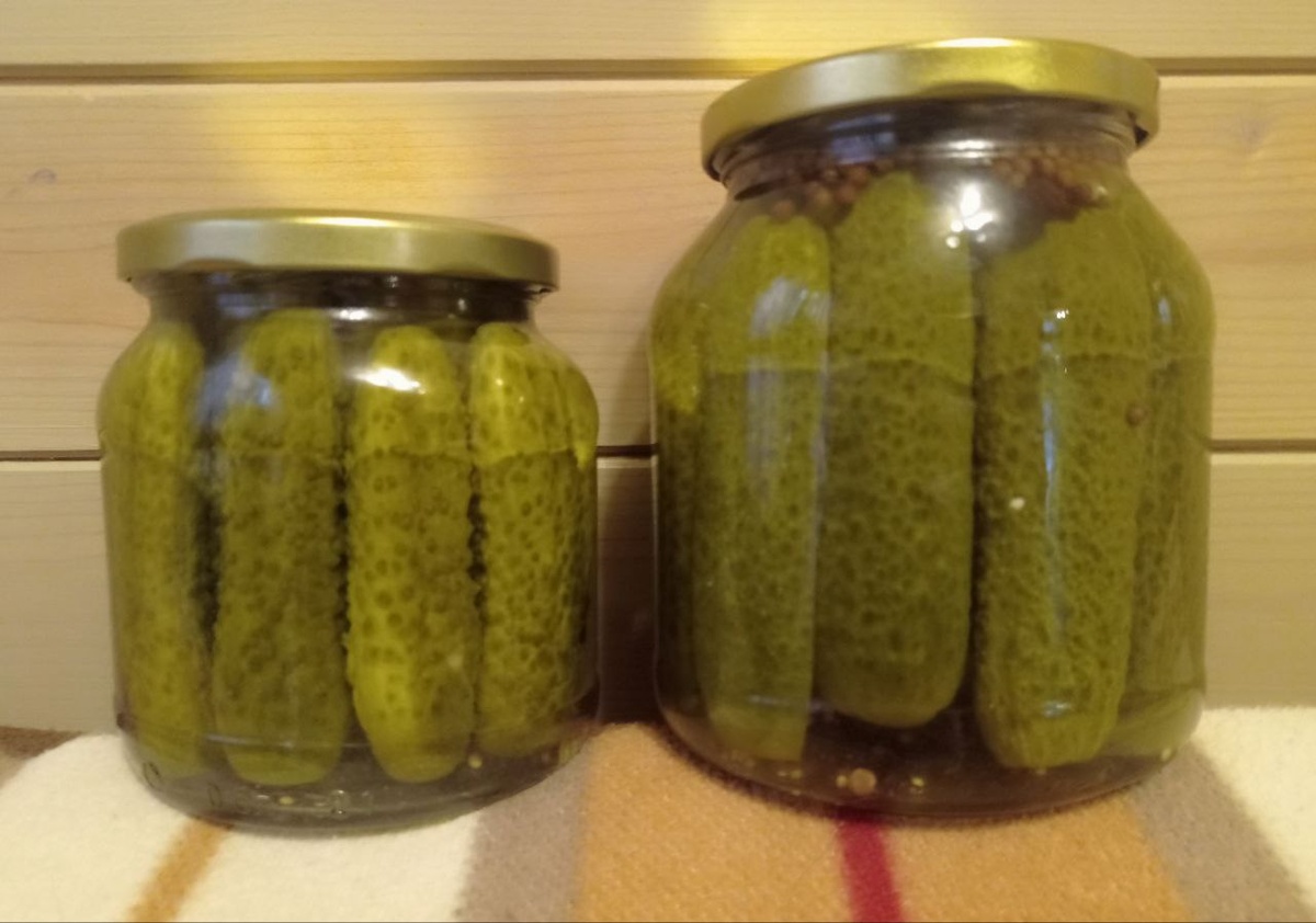 Слева корнишончики, справа половинками.