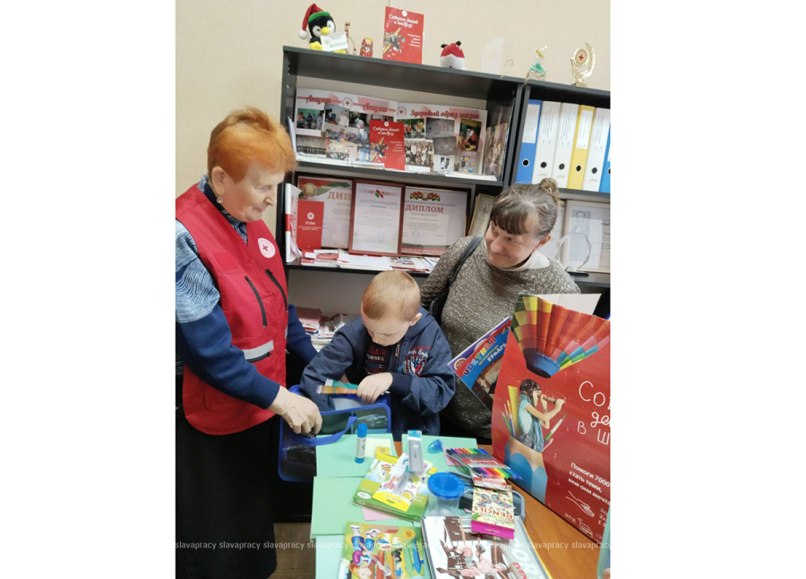     Доброе дело: 23 школьника Копыльского района получили помощь к новому учебному году