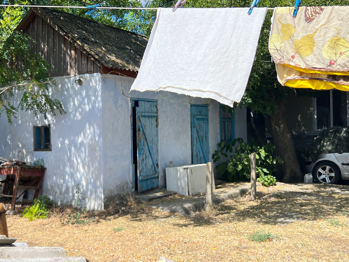 В этом Крымском доме родители прожили всю прошлую осень, зиму и весну. Летом они поехали в Сибирь, чтобы решить кое-какие дела, пригнать машину своим ходом и привезти свои вещи, т.к. приняли решение зимовать в Крыму вторую зиму 