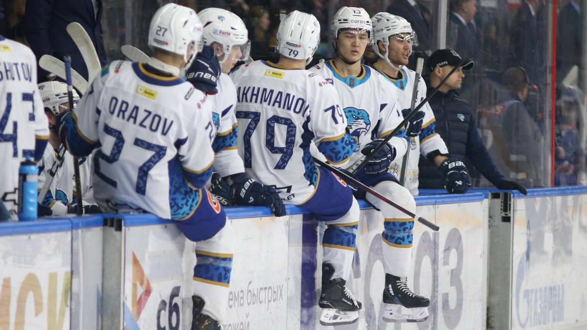    Хоккеисты «Барыса» в матче КХЛ против СКА. Global Look Press