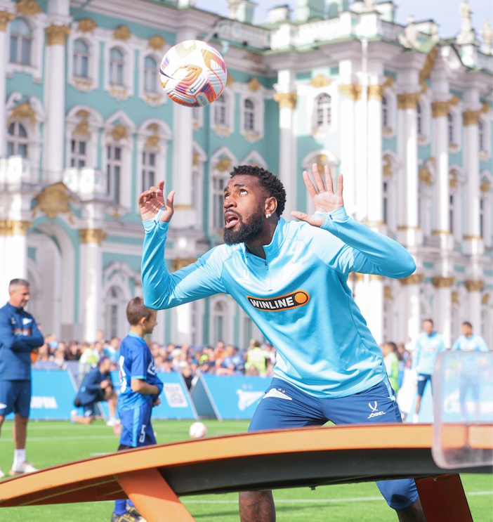 Жерсон, новичок «Зенита», познакомился с Зимним дворцом во время тренировки команды на Дворцовой площади, а его знакомство с российским футболом продолжается
