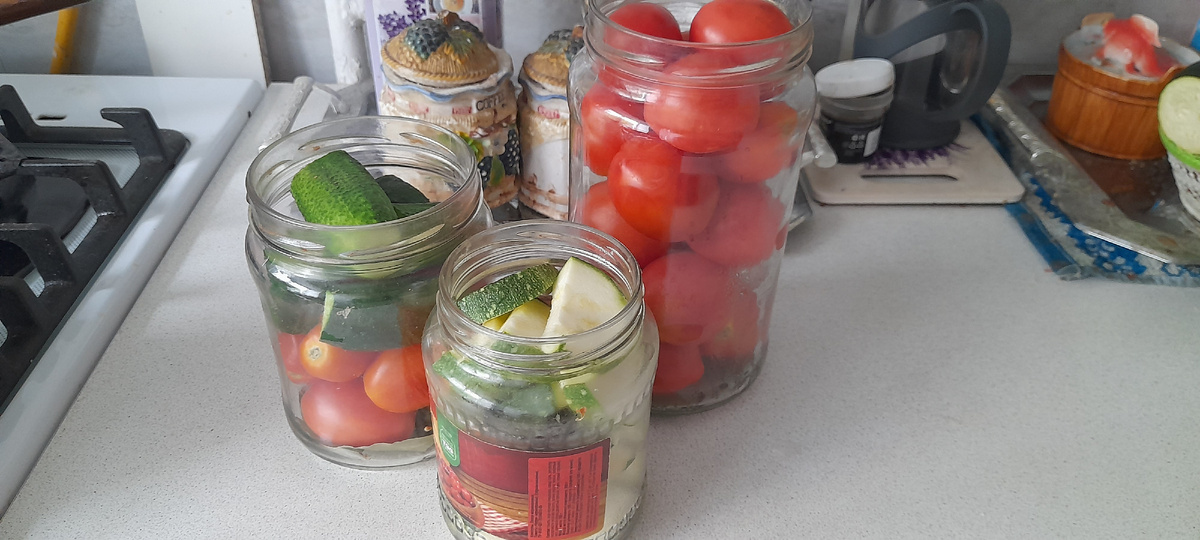 Заготовки для консервирования в банках (помидоры,кабачки, помидоры с кабачками )