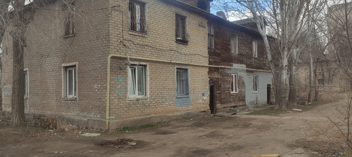 Вот так и живут . Пол дома кирпич , пол дома - доски