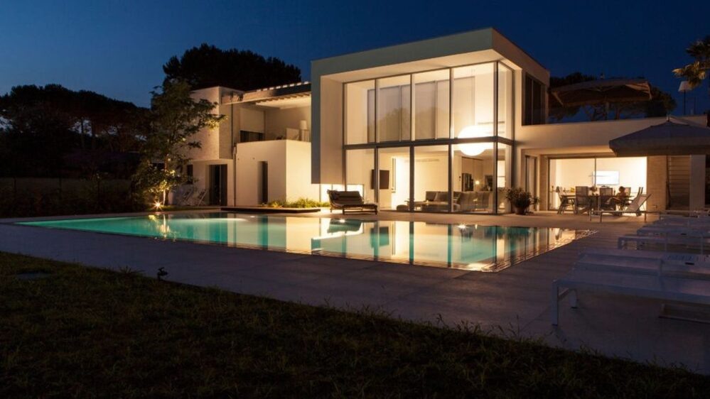 Современное остекление со скрытыми петлями и алюминиевым профилем. 