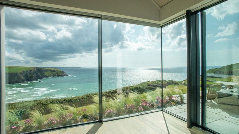 Греющее стекло минималистичного дизайна и повышенной функциональности. 