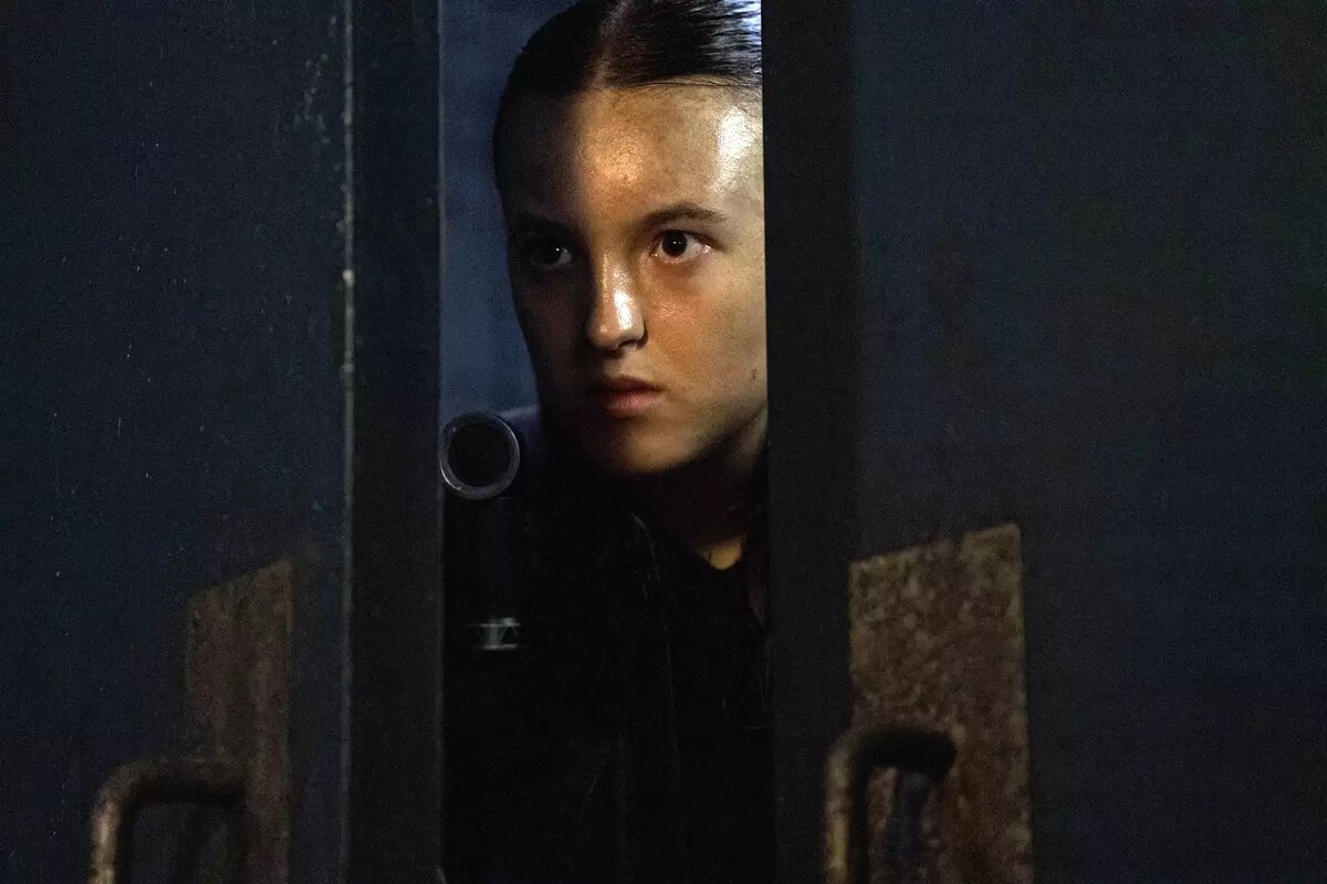 Белла Рэмси в роли Элли во втором сезоне «Одни из нас».Лиана Хентшер/HBO