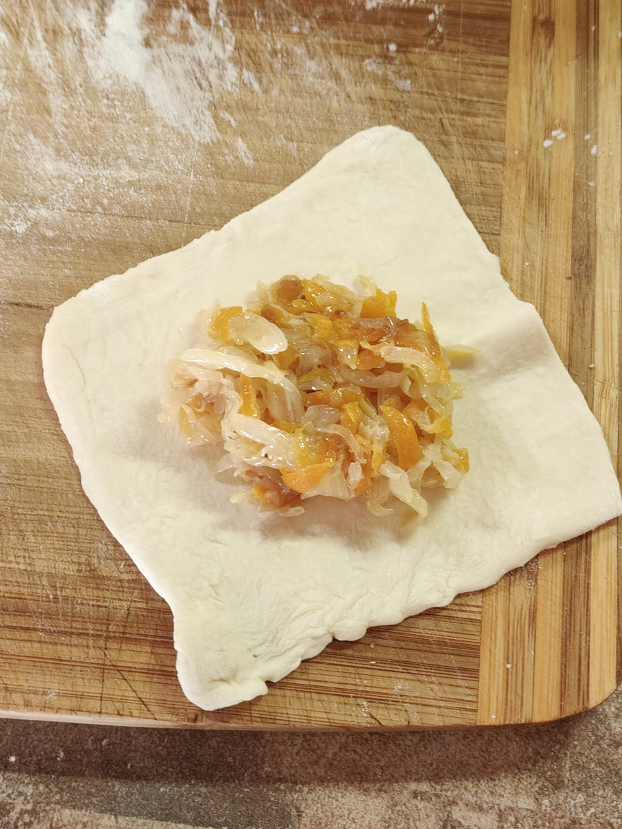 В центр каждого квадратика теста выкладываем нашу ароматную капустную начинку