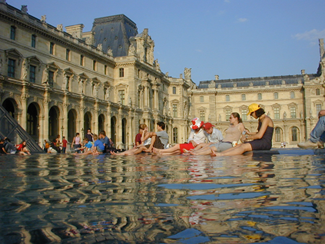 Парижане, отдыхающие в фонтанах перед Лувром