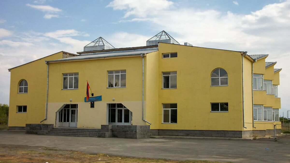© Photo : Secondary school of Noravan
