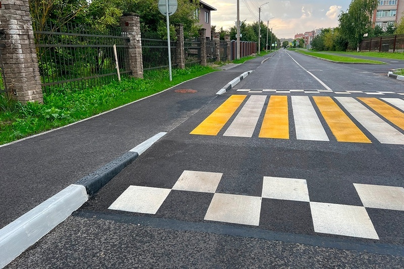    Две выпуклые зебры появились на улице Сазонова на участке от Монтклер до Глухова. Там недавно построили двухполосную дорогу с тротуарами.