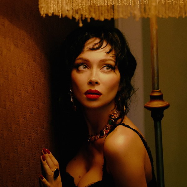     Настасья Самбурская снялась в образе роковой итальянки для сингла «Безответственная».