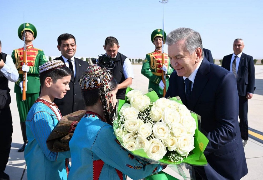 Президент Республики Узбекистан Шавкат Мирзиёев в Международном аэропорту Туркменбаши, 22 августа, 2025 г., Туркменбаши, Туркменистан (Фото: Пресс-служба Президента Узбекистанa)