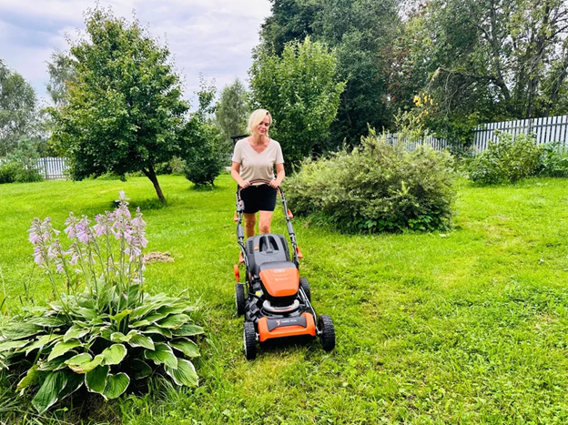 YARD FOX® EL 4655 B SET повышенное напряжение – 60V дает уверенную тягу и стабильную работу под нагрузкой.
