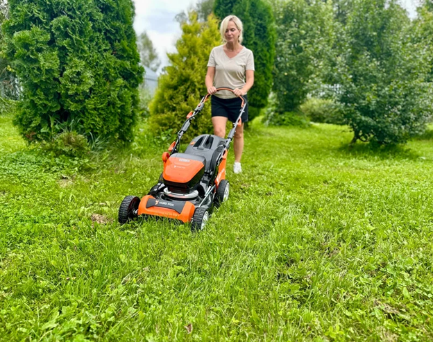 Газонокосилка EL 4655 B SET оснащена мощной аккумуляторной батареей 60V — единственной в линейке YARD FOX® с самоходной функцией.
