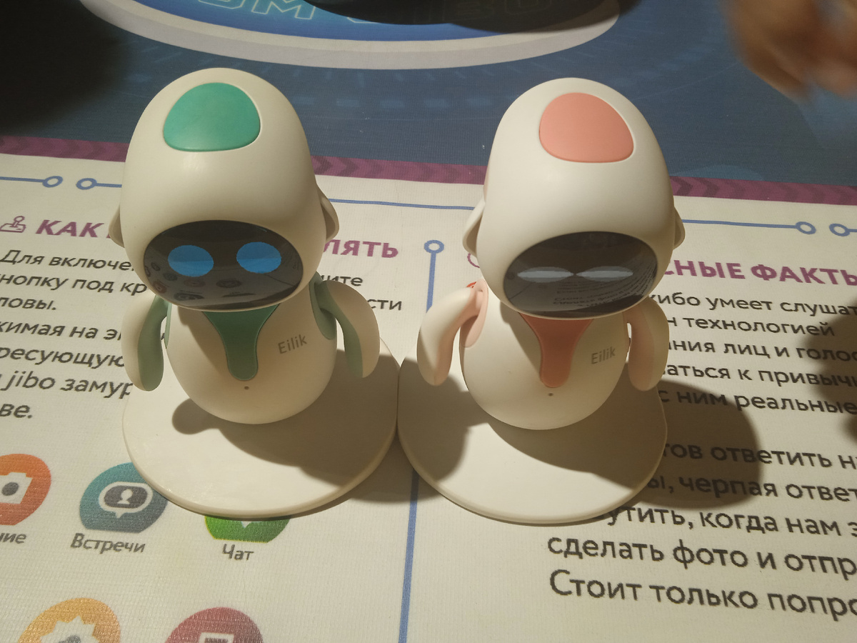 Вот эти товарищи реагируют на прикосновения и друг с другом тоже взаимодействуют. 