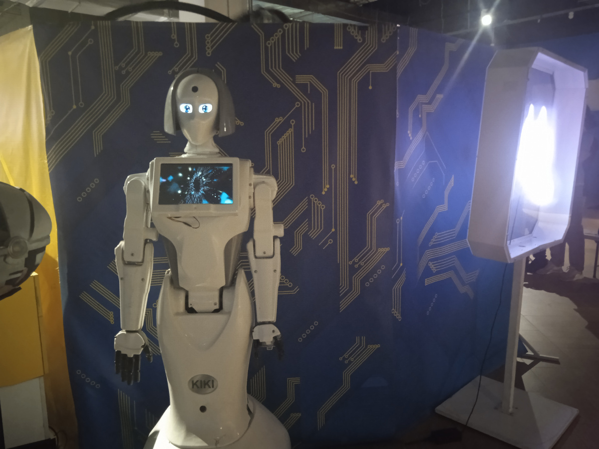 Робот - промоутер. Некоторые компании таких сотрудников привлекают для рекламы. 