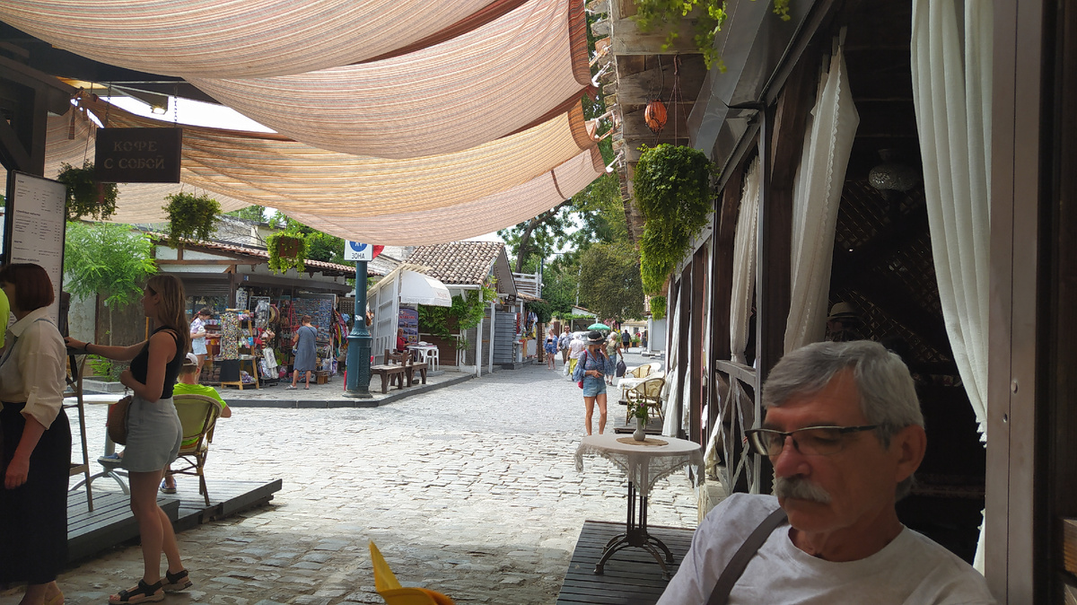 Удобно устроились на улице.