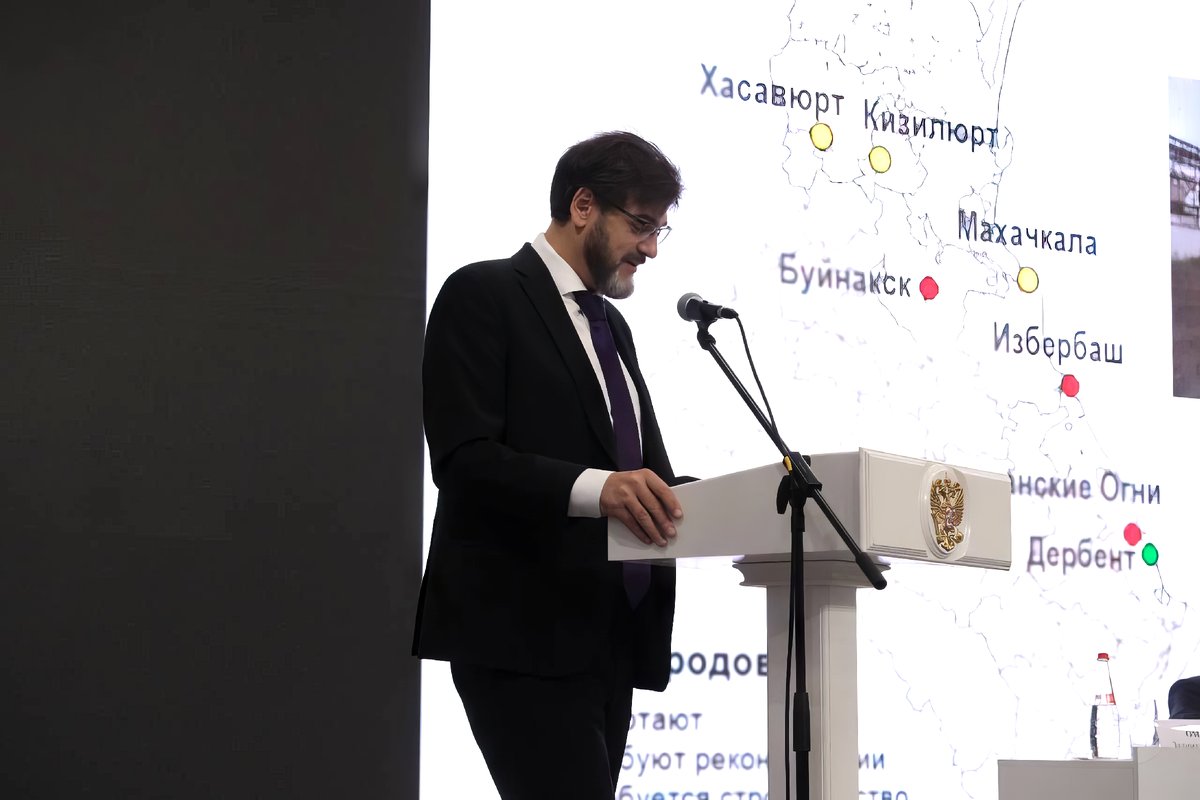 Фото: выступление М. М. Пукемо на презентации мастер-плана (Махачкала).