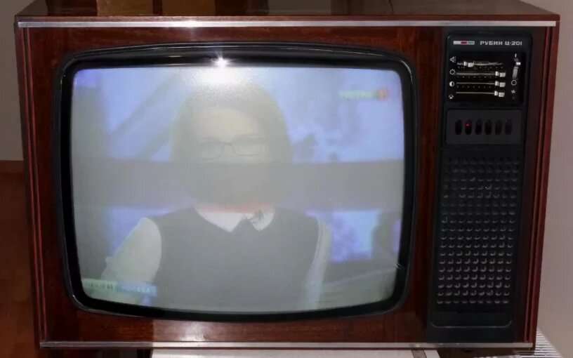 Иллюстративное изображение: работающий советский телевизор принимает российскую телепрограмму (фотография сделана до отключения аналогового вещания центральных телеканалов в РФ, которое произошло в 2019-м году).