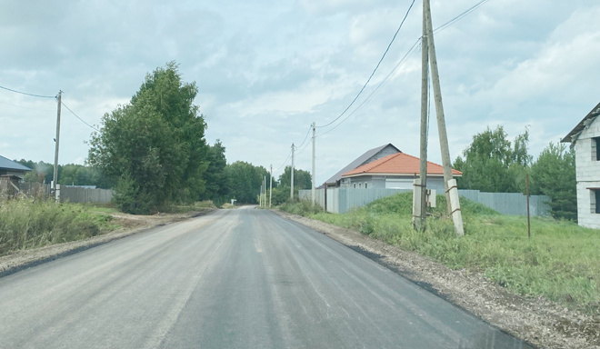 
Вероятно, что в ближайшей перспективе здесь потребуется устройство лежачих полицейских, поскольку новый и идеальный асфальт так и манит «погонять»