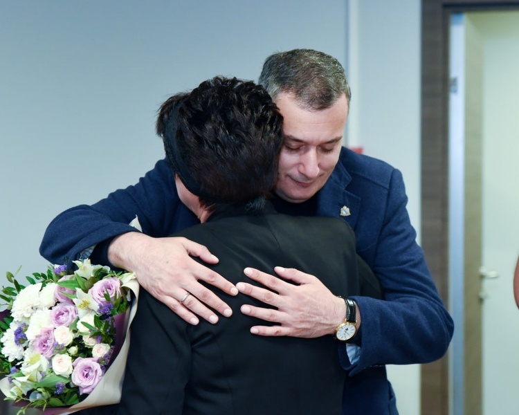     Хинштейн встретился с родными погибших во время атаки ВСУ на пляж в Курске