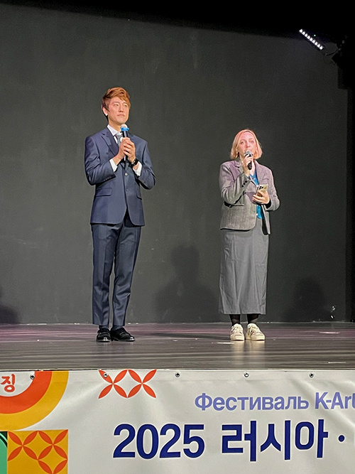 Вступительная речь директора K-Arts Ео Су Мина (слева).