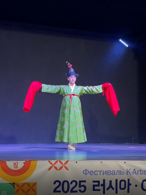 Чжон Мингын исполняет чунхянму.