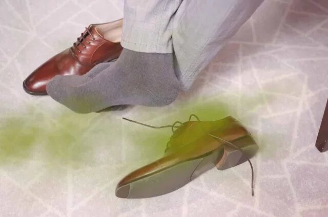    Почему у некоторых людей ноги пахнут сильнее?