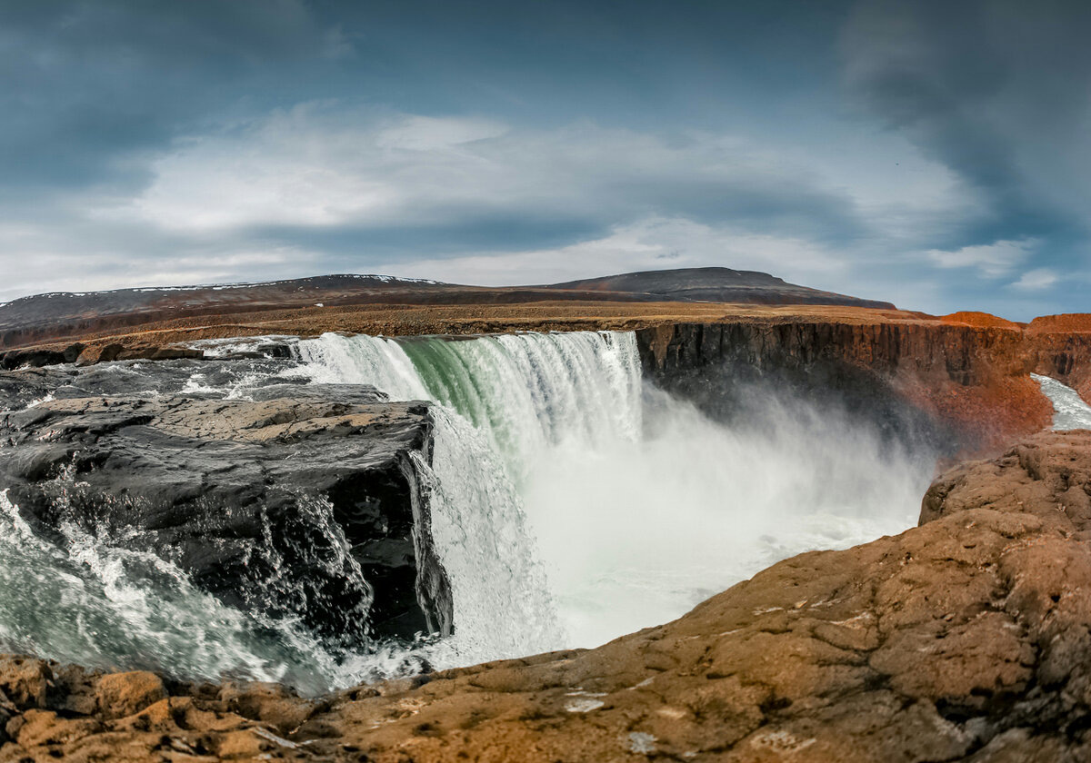 Так Оранский водопад выглядит в высокую воду.