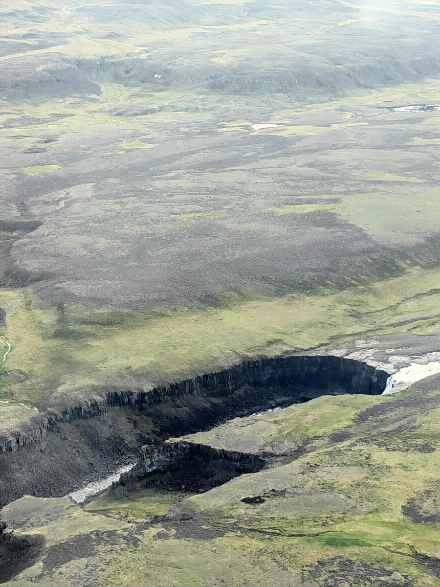 А так мы его увидели в этом году с вертолёта.