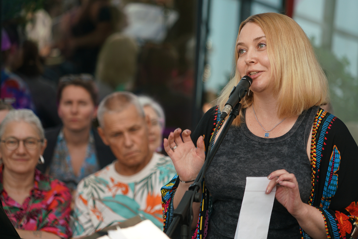 Анастасия Москалёва открывает вечерний концерт на террасе. Фото Екатерины Марининой