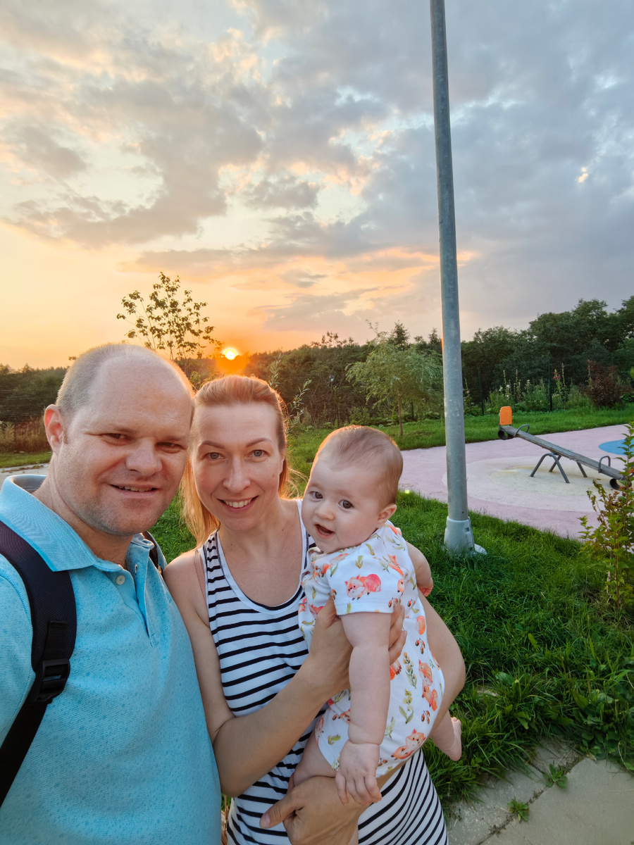 Лето 2025. 28 июля. Семейное фото на закате. Девочки встретили папу с работы.