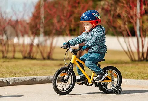 Детские велосипеды: стоит ли переплачивать? Разбираем отличия бюджетных и премиальных моделей