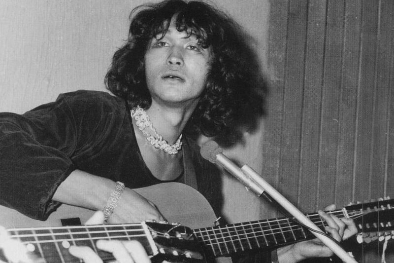 Виктор Цой, 1983 год (Источник: https://img-fotki.yandex.ru/get/9/121447594.12f/0_8f3fe_8047fea0_XL.jpg)