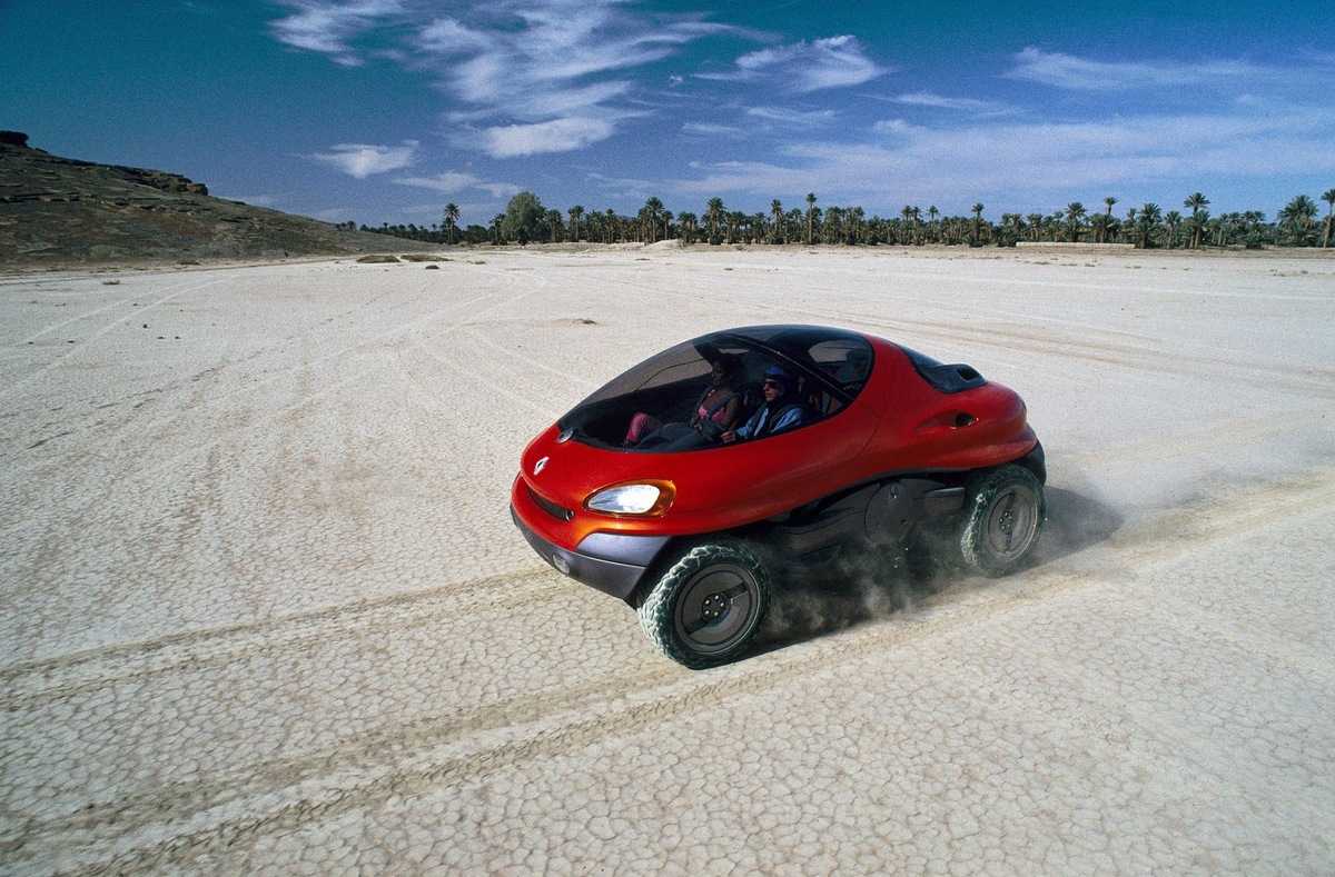    При этом оси концепта сближались. Если же требовалось, наоборот, уменьшить клиренс паркетника, то шасси раскладывалось, а оси удалялись друг от друга и возвращались в исходное положение.