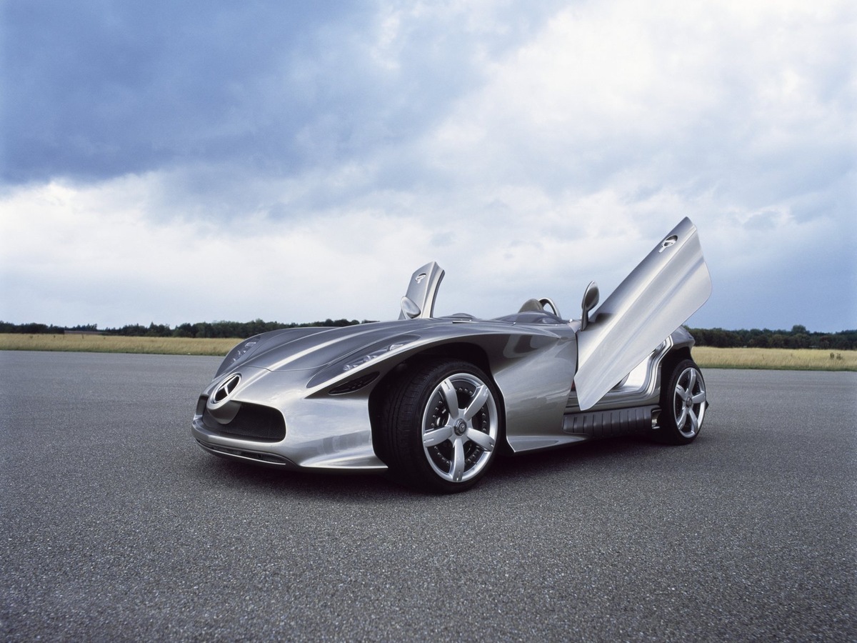    Больше 20 лет назад немцы построили довольно смелый открытый спорткар Mercedes-Benz F 400 Carving с необычной подвеской, который мог проходить повороты на куда большей скорости, чем автомобили с традиционной конструкцией ходовой. Это стало возможно благодаря активному развалу колес.