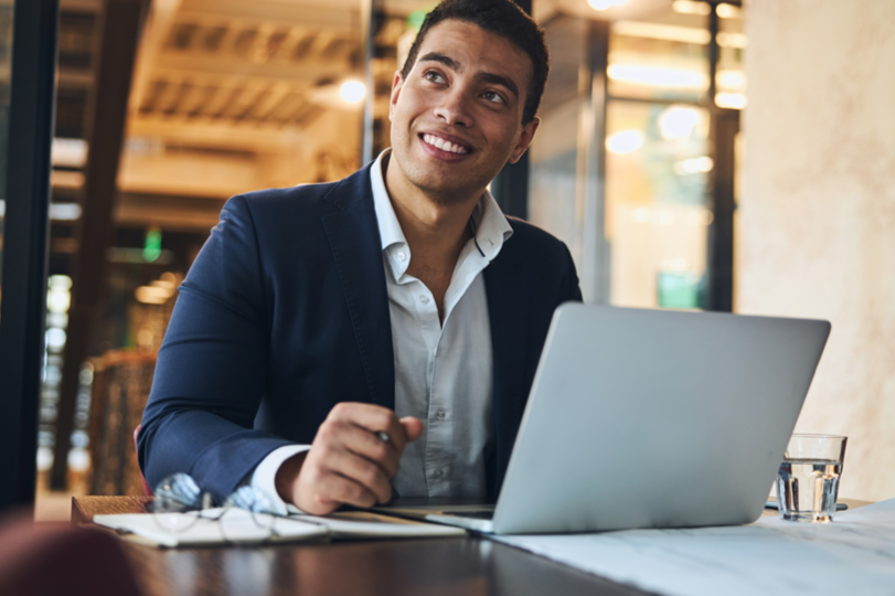 Угадаете, где реальная фотография человека, а где ИИ-генерация?