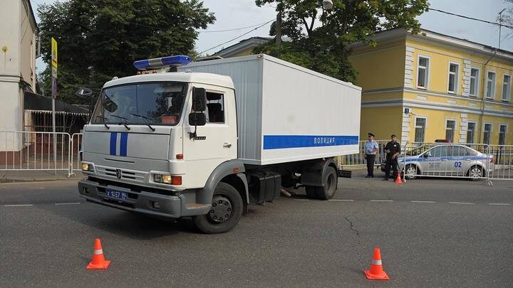 Полицейский автозак в Краснодаре раздавил курьера на мопеде