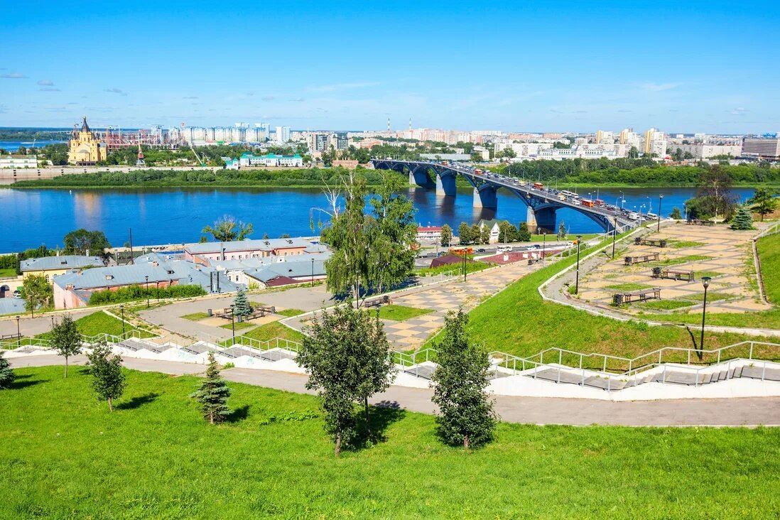 Несмотря на название, набережная находится не у воды, а на возвышенности, но воду с неё видно прекрасно. Фото: saiko3p / Shutterstock / Fotodom