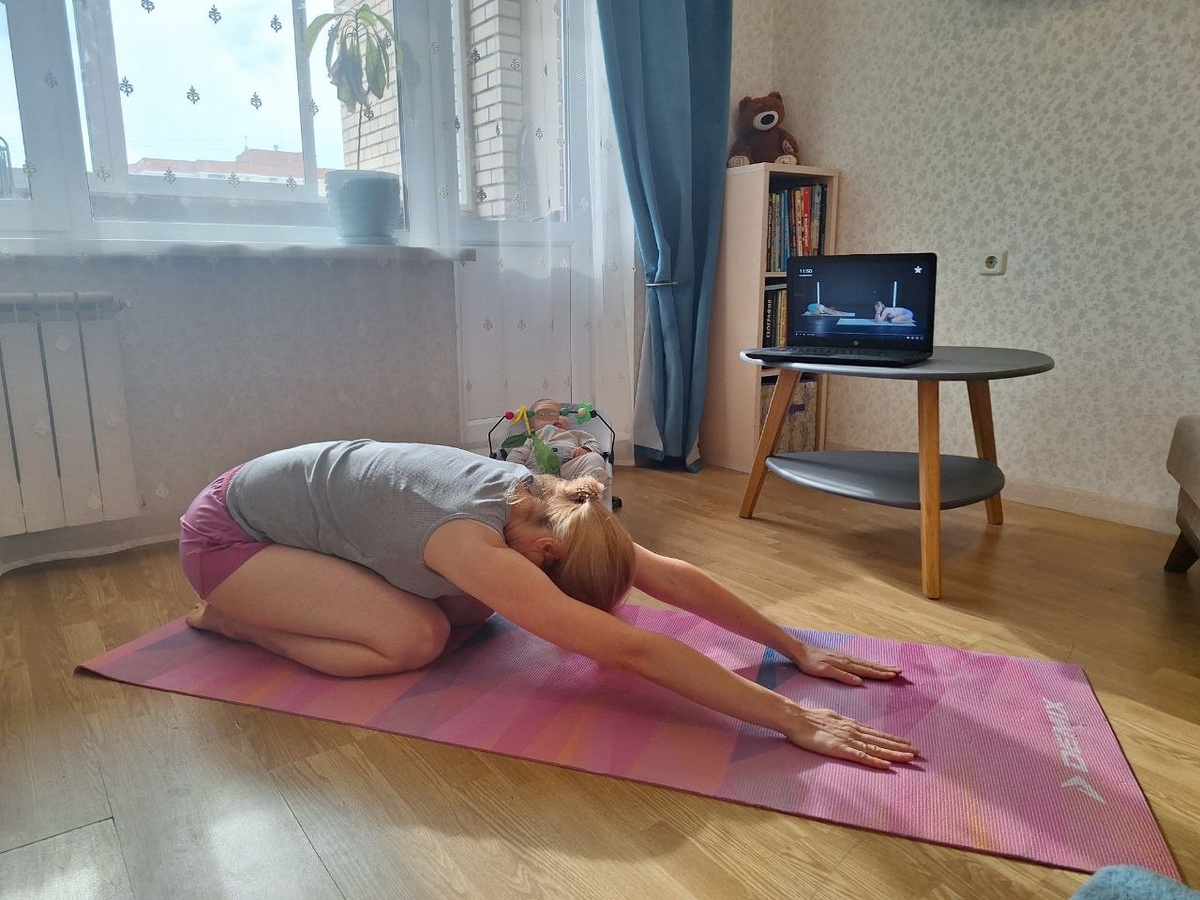 Занимаюсь, пока сынок играет в шезлонге.