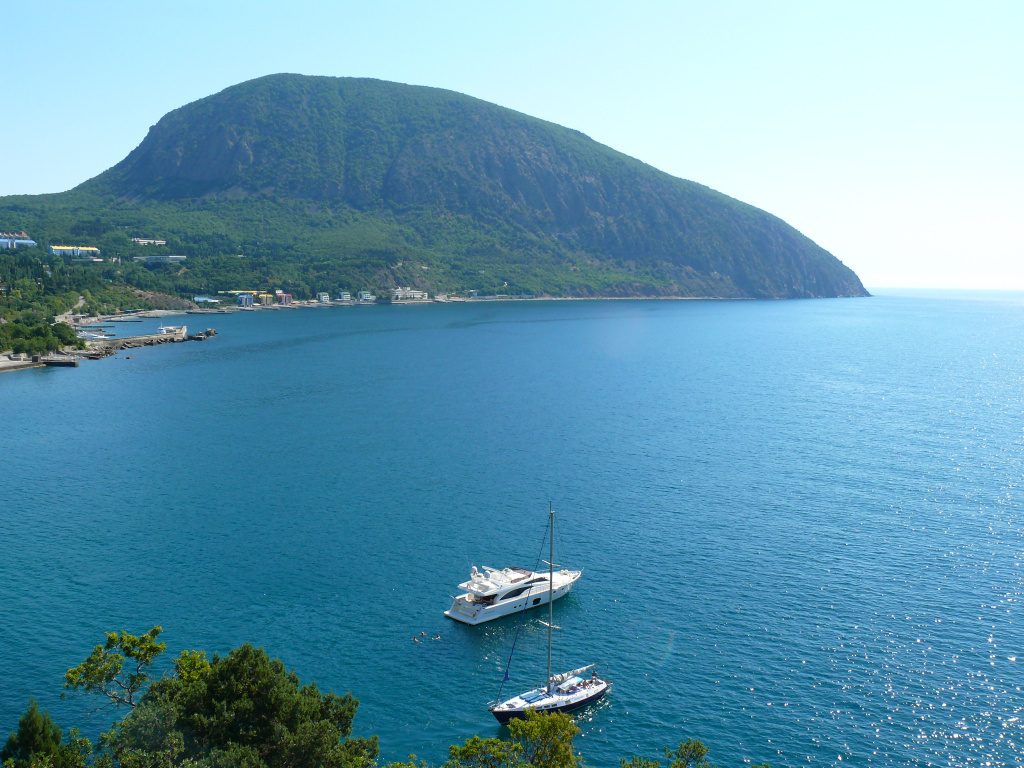 «Артек» привольно раскинулся под сенью Аю-Дага.