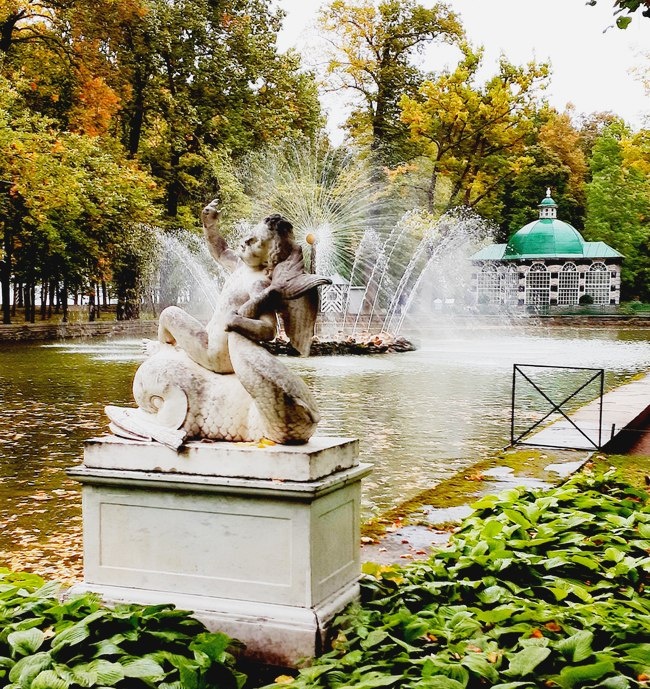 Менажерийный пруд и фонтан Солнце /фото из личного архива, 2018/