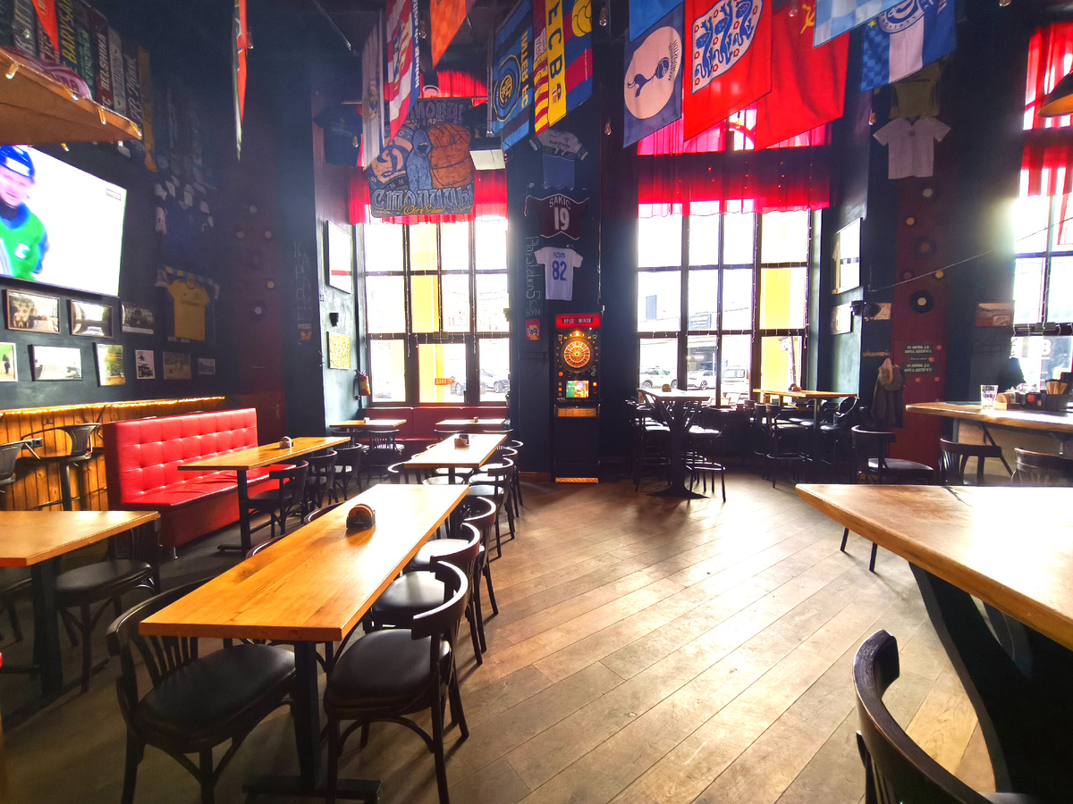 Центр зала и ветражи в спорт баре Минска. 